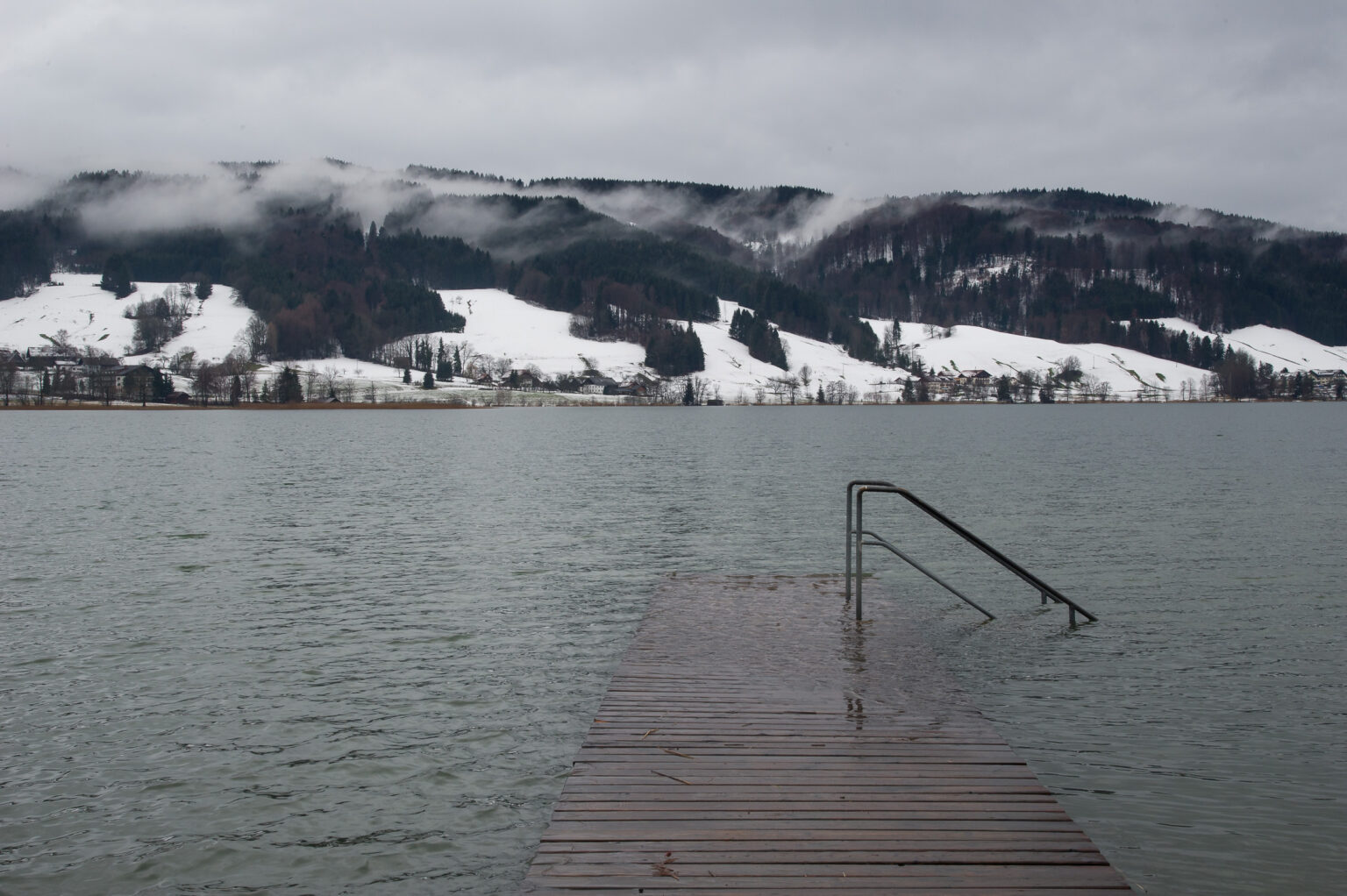 Badesteg unter Wasser